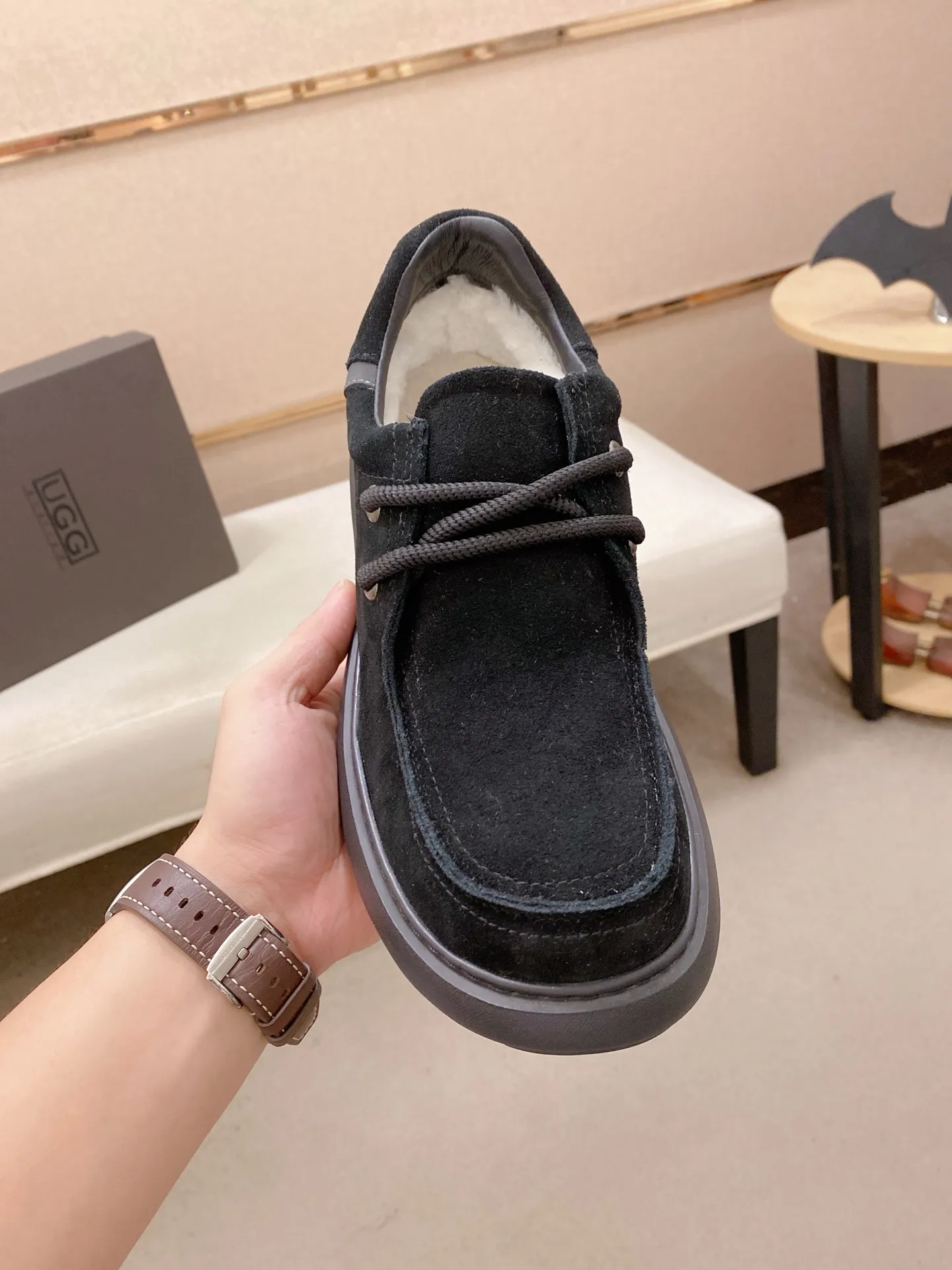 Factory price: 600💰New UGG fur-integrated men's simple and fashionable snow shoes. The most worth buying at the end of this year are warm casual shoes. Whether you are out and about at home, their comfortable and warm performance will be your most suitable fashion companion! The material is cowhide upper and imported wool is used inside. Two layers of cowhide for warmth and comfort! The eva+ rubber patch outsole is cushioned, non-slip and wear-resistant, and has good elasticity. It is light and wear-resistant, comfortable and soft, and the new simple cut is more fashionable. It has both practicality and fashion sense, so you no longer have to worry about how to match it in winter, while still maintaining your fashionable taste. High-quality genuine wool produced in Dongguan. The material depends on the details! Size: 39-40-41-42-43-44-45 sneaker size